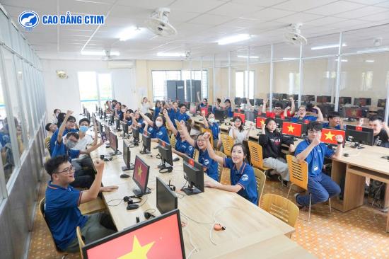SINH VIÊN CTIM HÒA CHUNG KHÔNG KHÍ CHÀO MỪNG 50 NĂM GIẢI PHÓNG MIỀN NAM, THỐNG NHẤT ĐẤT NƯỚC